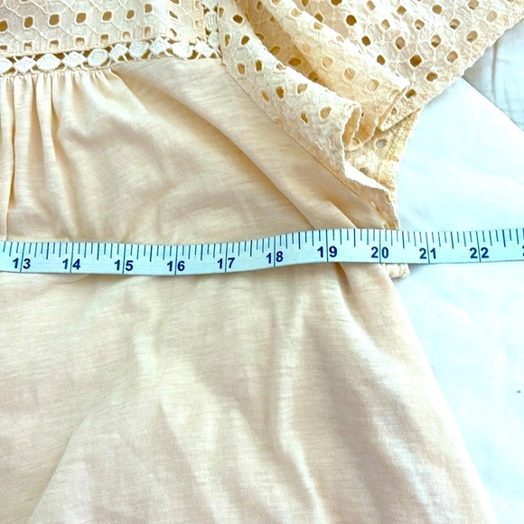 Lane Bryant Cream Short Sleeve Smocked Blouse w/Eyelet Design. Size 18/20 - Picture 7 of 8